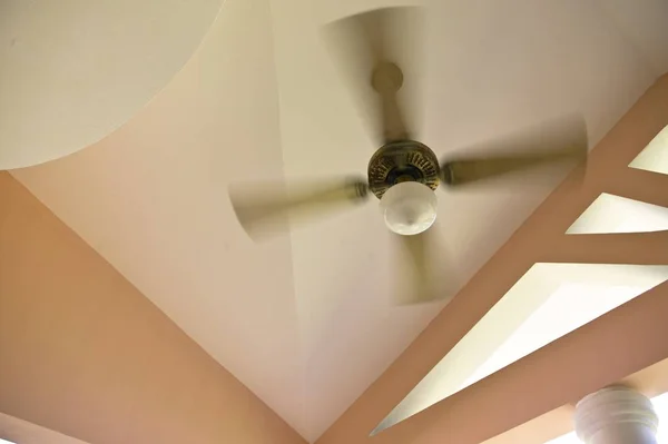 Működő mennyezeti ventilátor — Stock Fotó