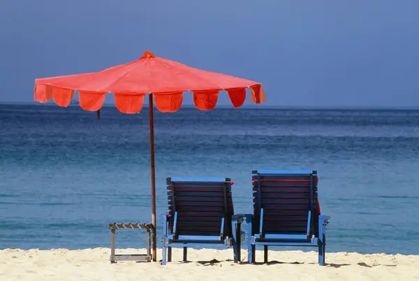 Židle a slunečník na pláži — Stock fotografie
