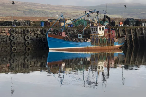 Barco de pesca estacionado en muelle —  Fotos de Stock