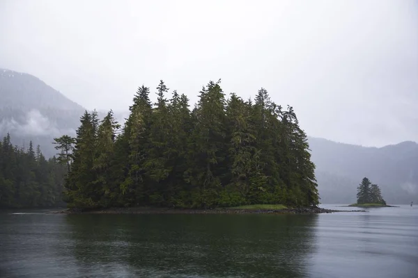 Île Mitkov au sud-est de l'Alaska — Photo