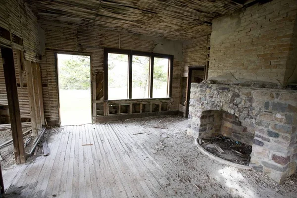 Casa abandonada con habitación vacía —  Fotos de Stock