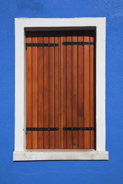 Fenster mit Holzverschlag — Stockfoto