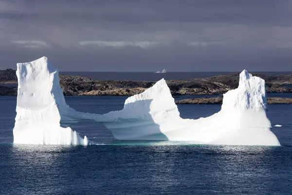 Iceberg dans l'eau de mer — Photo