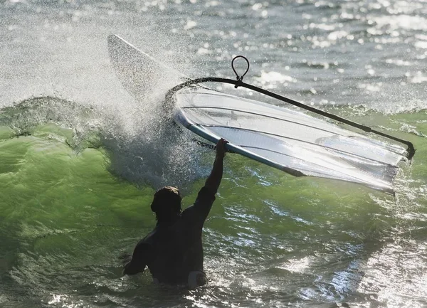 男子在水中举行冲浪板 加地斯 安达卢西亚 西班牙 — 图库照片
