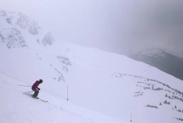 Downhill Skiier di lereng salju — Stok Foto