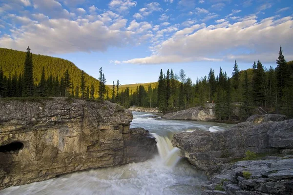 Cascade entourée de rochers — Photo