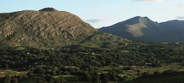 Montanhas rochosas com colinas — Fotografia de Stock