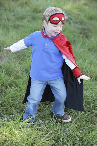 Мальчик Играет Свежем Воздухе Маске Супергероя Плаще — стоковое фото