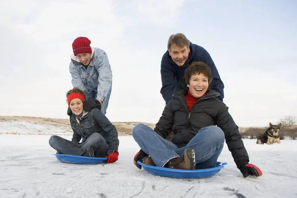 Lyckliga Kaukasiska Familjen Vintern Helgen Spenderar Tid Tillsammans — Stockfoto