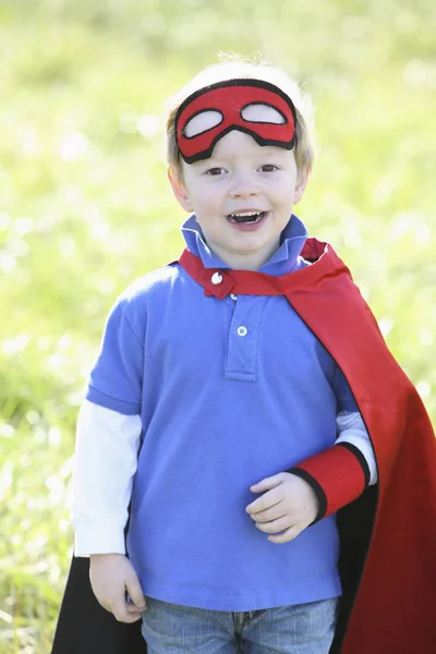 Mały Chłopiec Stojący Zewnątrz Maska Superbohatera Cape — Zdjęcie stockowe