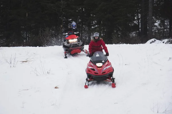 Sportifs Sur Motoneiges Conduisant Sur Piste Neige — Photo