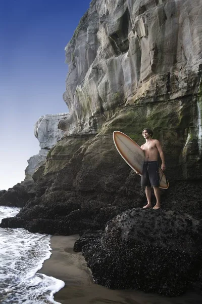 Surfista na praia de Muriwai — Fotografia de Stock