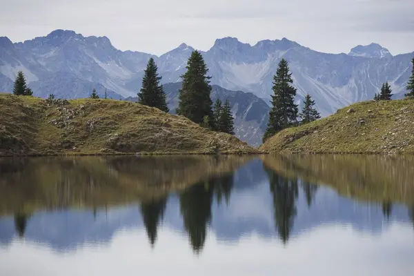 Alpine Lake Reflecting — Stock Photo, Image
