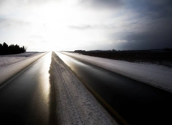 冬の風景を通る道路 — ストック写真