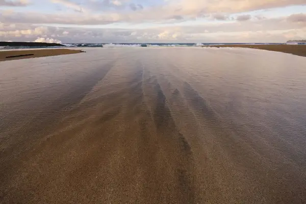 Wave Wash Leading To A Breaking Wave — Stock Photo, Image