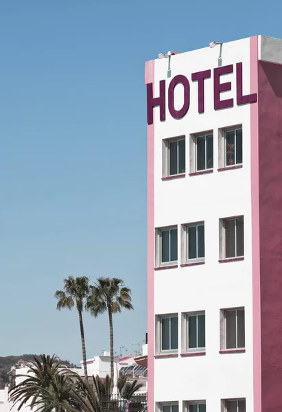 Hotel en palm bomen — Stockfoto