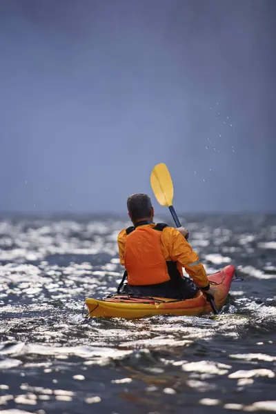 Vista Trasera Del Hombre Kayak Cerca Snoqualmie Falls Washington — Foto de Stock