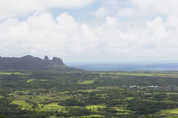 远方沉睡的巨人东考艾岛 — 图库照片