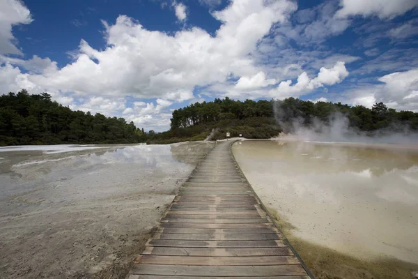 Ponte no sítio geotérmico Wai-O-Tapu — Fotografia de Stock