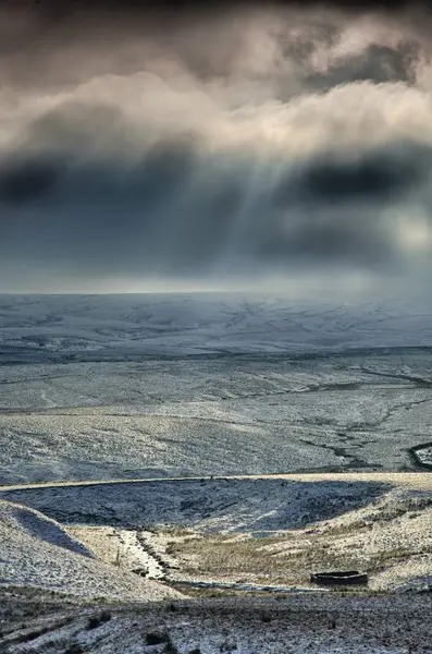 Snöiga landskap med kullar — Stockfoto
