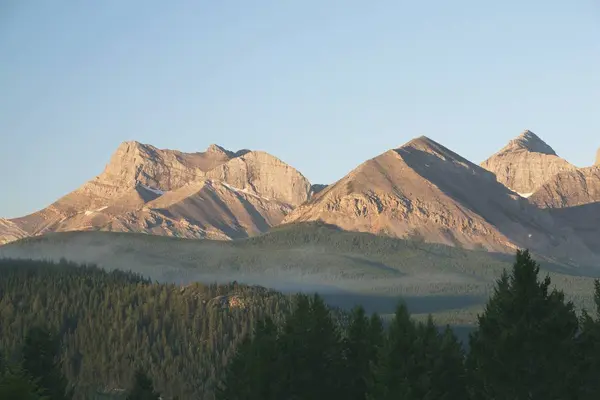 Bergskedja vid soluppgången, Crowsnest — Stockfoto