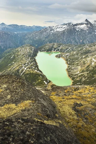 Geten sjön ovanpå peak — Stockfoto