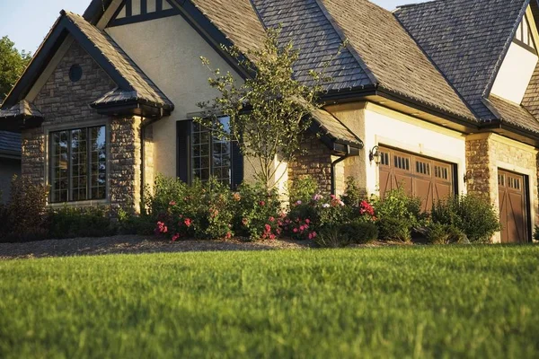 Estate Home And Lawn — Stock Photo, Image