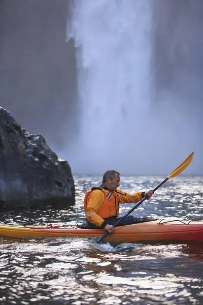 Mann Kajak Fahren Der Nähe Snoqualmie Fällt Washington Usa — Stockfoto