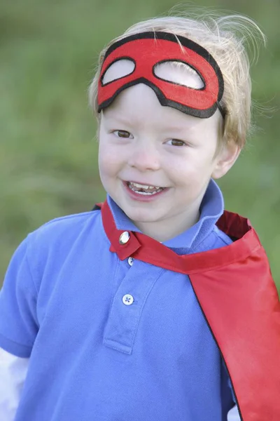 Little Boy Superheldenmaske Und Umhang Freien Portrait — Stockfoto