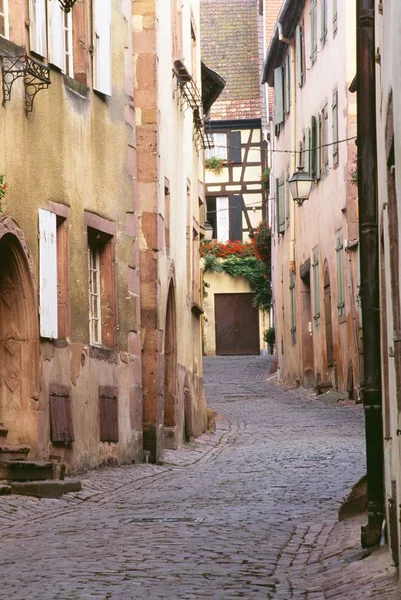 Rua estreita com edifícios — Fotografia de Stock