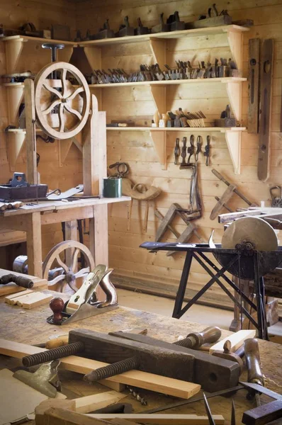 Laboratorio di lavorazione del legno antico — Foto Stock