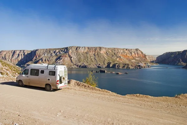 Camper Van zaparkowany obok jeziora — Zdjęcie stockowe