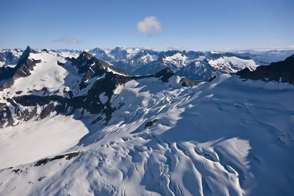 Berge und Gletscher in den Küstengebirgen — Stockfoto