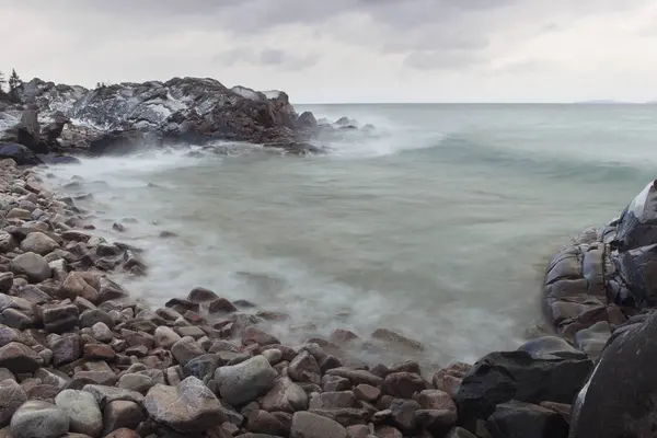 Crashing waves on lake superior — Stock Photo, Image