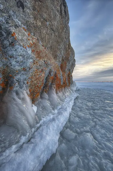 Grande roccia ricoperta di licheni — Foto Stock