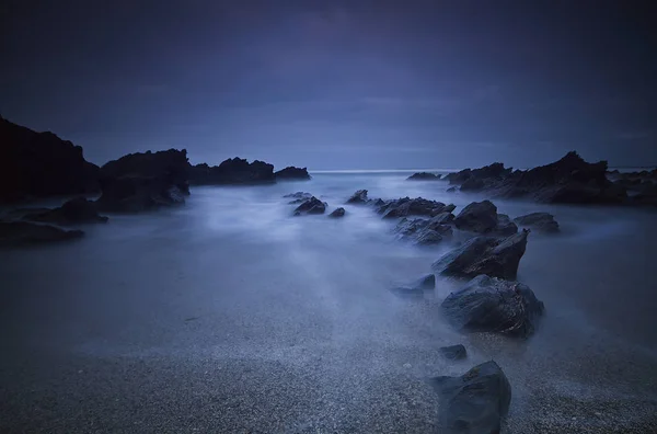 Larga exposición de rocas en la playa — Foto de Stock