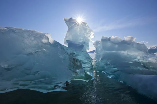 Iceberg flotando en aguas tranquilas — Foto de Stock