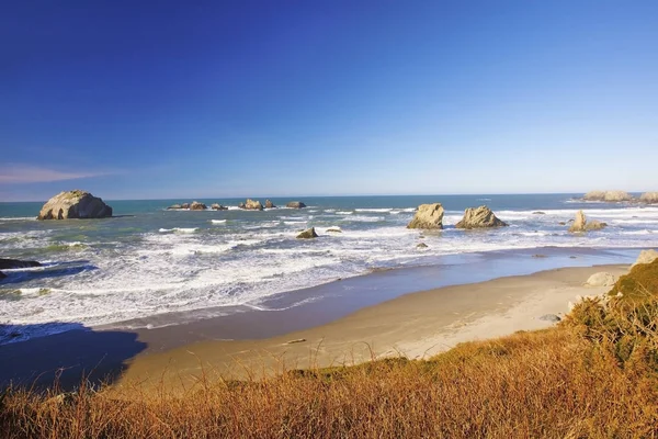 Formazioni rocciose con bassa marea sulla spiaggia dei bandoni — Foto Stock