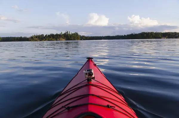 El arco de kayak rojo en el lago — Foto de Stock