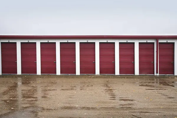 Unités de rangement avec portes rouges — Photo