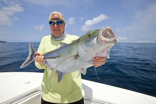 Hombre Tiene Pescado Fresco Capturado Gato Panama — Foto de Stock