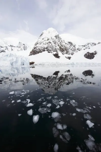 Bergen och glaciärerna återspeglas i vatten — Stockfoto