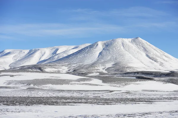 Vroege sneeuw op ruige landschap — Stockfoto