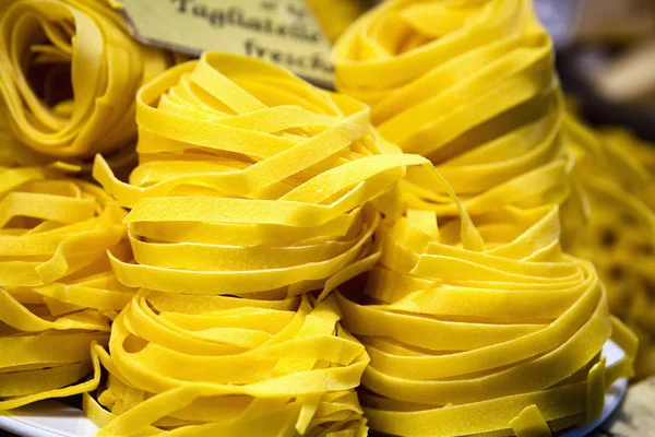 Nahaufnahme Von Ein Paar Clustern Tagliatelle Pasta Einem Schaufenster Bologna — Stockfoto