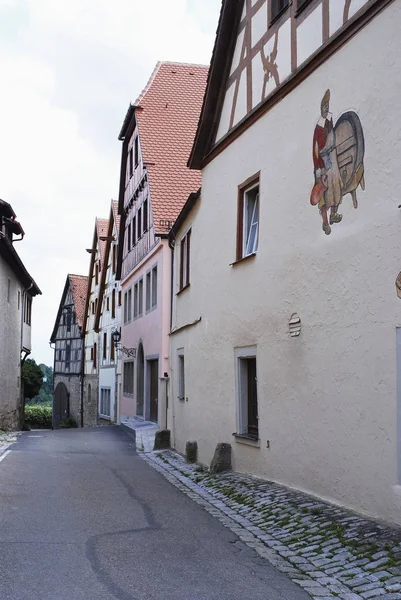 Gebäude entlang der schmalen Straße — Stockfoto