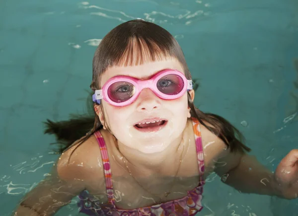 Young Girl Wearing Pink Goggles Swimming Pool — Stock Photo, Image