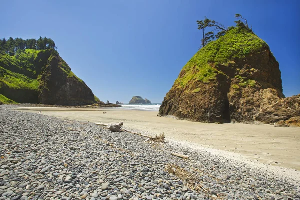 Rock Formations On Short Beach — Stock Photo, Image