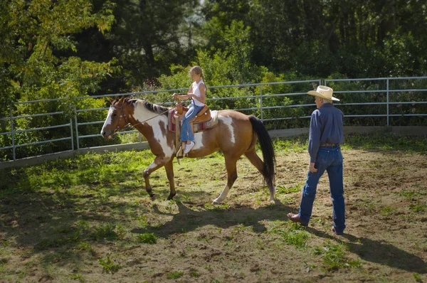 Junges Mädchen Lernt Wie Man Ein Pferd Einem Gehege Reitet — Stockfoto
