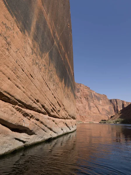 Un mur de roche plat contre le fleuve Colorado — Photo