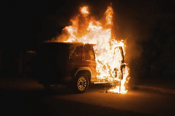 夜间车辆着火 — 图库照片
